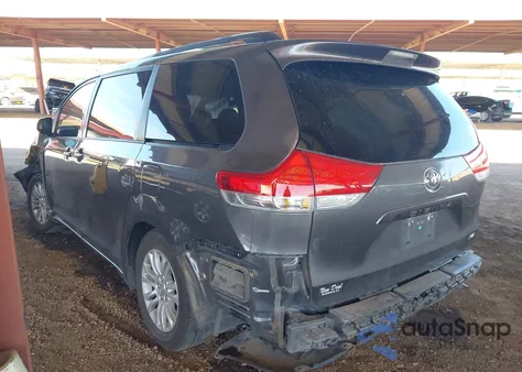 2012 Toyota Sienna Xle V6 8 Passenger z USA, uszkodzony, nr VIN 5TDYK3DC1CS228495